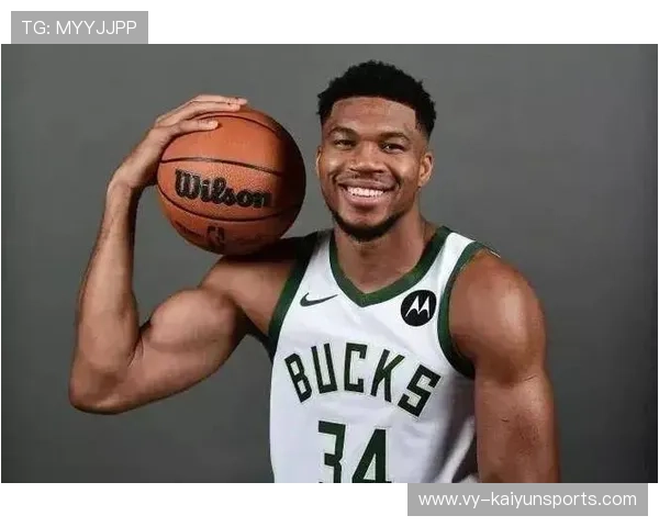 字母哥赛后掏出笔记本记录对手细节,专业度引尊敬